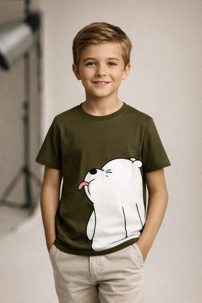 Niño con playera estampada de oso