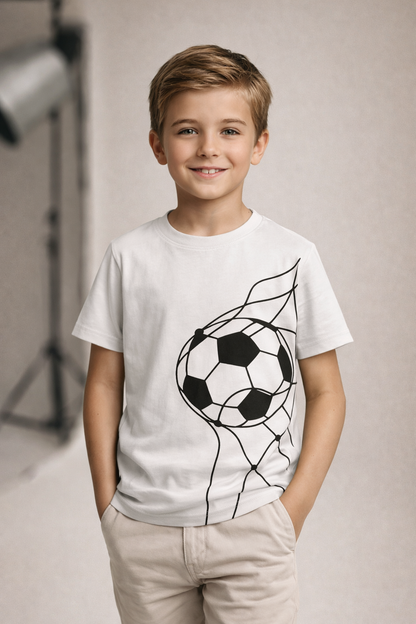 Niño con playera estampada de fútbol