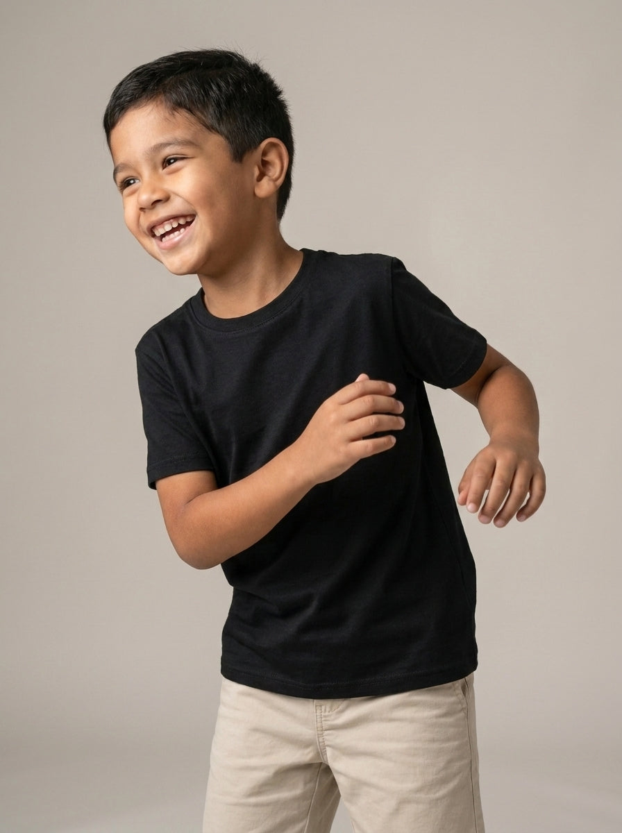 Niño con playera lisa negra