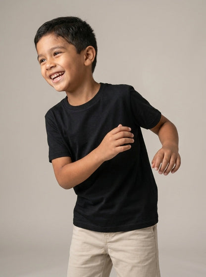 Niño con playera lisa negra