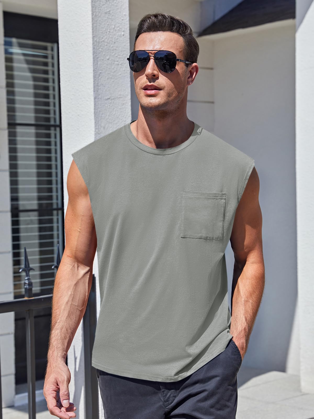 Camiseta Sin Mangas · Corte Cuadrado Con Bolsillo · modelo:gris-claro